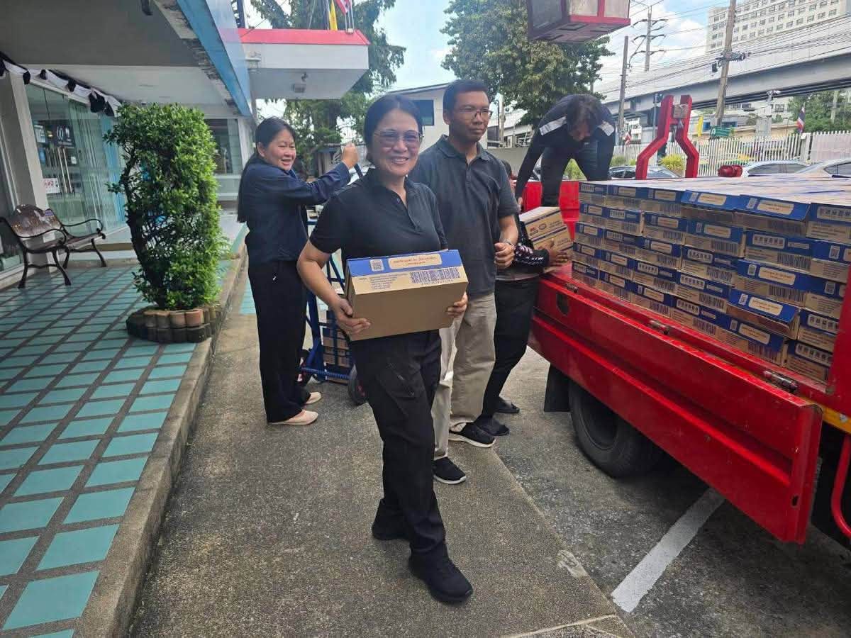 title - ส.ป.ก. ร่วมภารกิจขนส่ง “นม” UHT ไทย เดนมาร์ค จำนวน 6,000 กล่อง เพื่อช่วยเหลือประชาชนผู้ประสบภัยน้ำท่วมในพื้นที่กรุงเทพฯ และปริมณฑล
